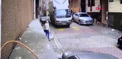 Kamyoneti durdurmak isterken az kalsın canından oluyordu! İşte korku dolu o anlar...