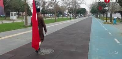 6 yıldır T&uuml;rk bayrağıyla &Ccedil;anakkale'ye y&uuml;r&uuml;yor
