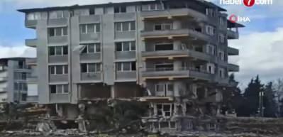 Halatla &ccedil;ekilen 6 katlı binanın domino taşı gibi devrildiği anlar kamerada