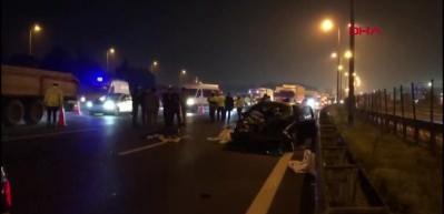 TEM Otoyolu'nda yayalara otomobil &ccedil;arptı: 5 &ouml;l&uuml;