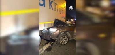 Bağcılar'da feci kaza! Tırın altına giren otomobilin s&uuml;r&uuml;c&uuml;s&uuml; yara almadan kurtuldu