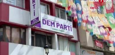 Adana'da DEM Parti Adana İl Başkanlığı önünde arbede: Polis müdahale etti