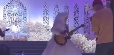 Düğününde eline elektro gitarı aldı: Sahne performansıyla davetlileri şaşırttı