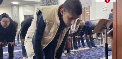 Filistinli hafız Ahmed Delu, 14 yaşında Filistin'deki en k&uuml;&ccedil;&uuml;k imam oldu