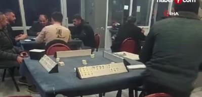 Okey masasına arkadaş bulamadı, 4 kişilik oyunu tek başına oynadı