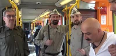 Seyit Onbaşı sırtındaki top mermisi ile metroya bindi, vatandaşlar duygulandı..