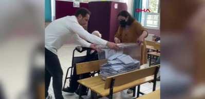 En yaşlı se&ccedil;men oyunu kullandı...