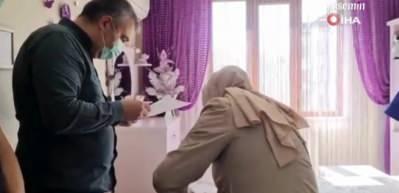 5 dünya rekoru bulunan "Dünyanın en uzun boylu kadını" oyunu kullandı