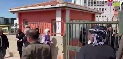DEM Partililer, oy kullanmaya giden polislere saldırdı
