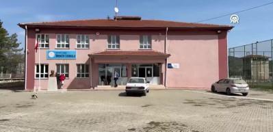 K&uuml;tahya'daki terk edilmiş k&ouml;yde tek başına yaşayan vatandaş oyunu kullandı