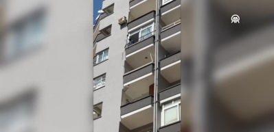 Adana'da feci &ouml;l&uuml;m! Hırsız bir alt balkona inmeye &ccedil;alışırken zemine d&uuml;şt&uuml;