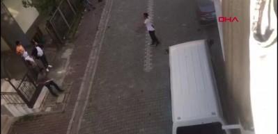 Ev sahibi kiracı kavgasında ortalık savaş alanına d&ouml;nd&uuml;! O anlar kameraya b&ouml;yle yansıdı