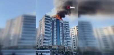 İtfaiye eri alevlerin arasında kalıp kendini aşağıya bıraktı! O anlar kamerada