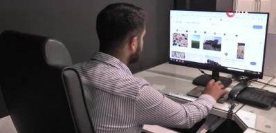 T&uuml;rkiye'nin en gen&ccedil; muhtarı m&uuml;hr&uuml; babasından alarak g&ouml;reve başladı