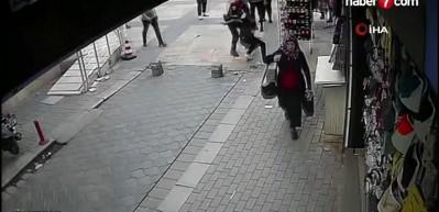 Bı&ccedil;aklı saldırgan, polisin tek bir hamlesiyle durduruldu!