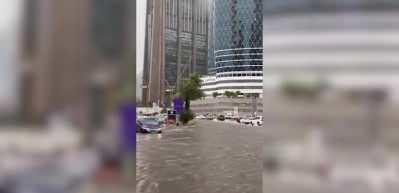 Dubai'de sel hayatı fel&ccedil; etti! Y&ouml;netim halka uyarılarda bulundu...