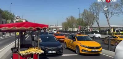 Emin&ouml;n&uuml;'nde bir İETT otob&uuml;s&uuml; arızalandı ve trafik tamamen durdu