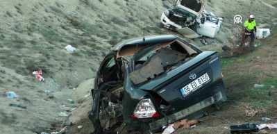 Erzurum'da otomobille pikap &ccedil;arpıştı! 1 &ccedil;ocuk &ouml;ld&uuml;, 6 kişi yaralandı