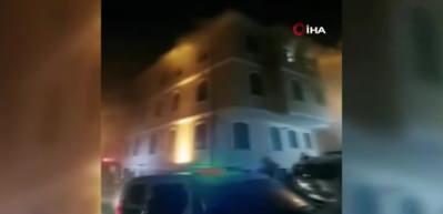 Fatih'te, 4 katlı binanın ikinci katında çıkan yangında 2 kişi dumandan etkilendi