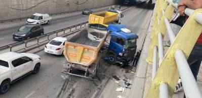 Hafriyat kamyonu alt geçit duvarına çarptı: Yol trafiğe kapatıldı