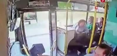 Otob&uuml;s&uuml;n a&ccedil;ık kapısından d&uuml;şen kadın, hayatını kaybetti