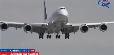 Pistte tehlikeli an! Luftansa'nın Boeing 747'si piste sert vurdu