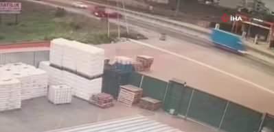 Hatalı sollama kazayı beraberinde getirdi! Kamyonet s&uuml;r&uuml;c&uuml;s&uuml; takla atan ara&ccedil;tan dışarı fırladı....