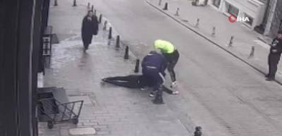 Sokak ortasında yumrukla gasp kamerada! &Uuml;rk&uuml;t&uuml;c&uuml; g&ouml;r&uuml;nt&uuml;ler İstanbul'dan....