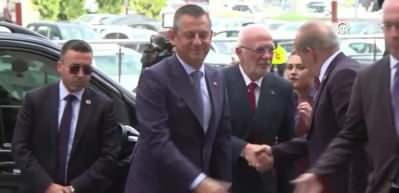 &Uuml;nl&uuml; yazar CHP'deki kirli planı a&ccedil;ıkladı! O isim &Ouml;zg&uuml;r &Ouml;zel'e operasyon &ccedil;ekiyor...