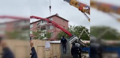 Beton pompası yan apartmanın &uuml;zerine devrildi! İşte korkutan o kaza anı...