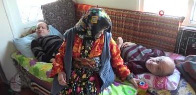96 yaşındaki G&uuml;ls&uuml;m Karamuk 60 yıldır engelli &ccedil;ocuklarına bebek gibi bakıyor