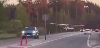  Letonya&rsquo;da k&uuml;&ccedil;&uuml;k u&ccedil;ak otoyola acil iniş yaptı