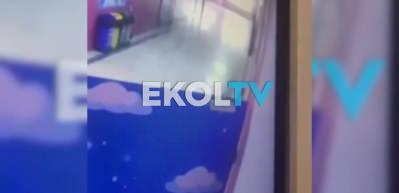 &Ouml;fkeli veli, okul m&uuml;d&uuml;r&uuml;ne saldırdı! Okulda yaşanan korku dolu anlar g&uuml;venlik kamerasına b&ouml;yle yansıdı...