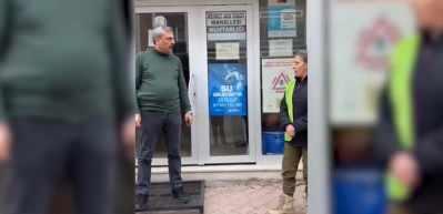 &Ccedil;ocuklara saldıran başıboş k&ouml;pekleri toplatan muhtarı tehdit ettiler! Skandal g&ouml;r&uuml;nt&uuml;ler