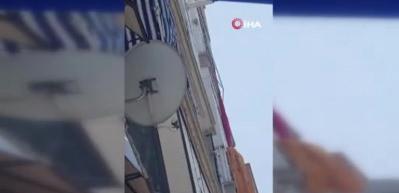 Eline ne ge&ccedil;irdiyse pencereden attı, mahalleli canını zor kurtardı