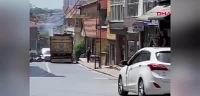 Mahalleli &ouml;l&uuml;m tehlikesi atlattı! Kamyonun dikkatsizliği pahalıya patladı