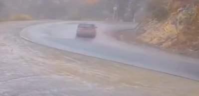 Virajı alamayan arabalar tek tek devrildi!