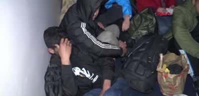  Avcılar'da aynı evde yaşayan 24 ka&ccedil;ak g&ouml;&ccedil;men yakalandı