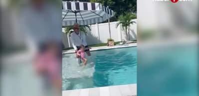 Bir baba &ccedil;ocuklarına y&uuml;zmeyi işte b&ouml;yle &ouml;ğretiyor