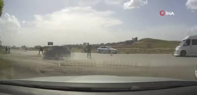 G&ouml;r&uuml;nt&uuml;ler film sahnesinden değil! Kontrol noktasından ka&ccedil;an ş&uuml;pheli ile yaşana kovalamaca kameralara b&ouml;yle yansıdı...