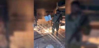İsrail askeri Gazze&rsquo;de yıkılan bir camide eline aldığı Kur&rsquo;an-ı Kerim&rsquo;i ateşe attı