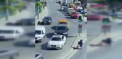 Tekerlekli sandalyeyle trafiğin ortasında kaldı! Sarıyer'de 'insanlık ölmemiş!'