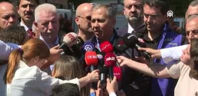 Bakan Yerlikaya &ccedil;&ouml;ken binanın yanında herkes seslendi