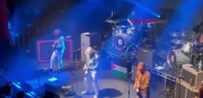 Dünyaca ünlü rock yıldızı Paul Weller İngiltere'deki konserine Filistin bayrağı ile çıktı
