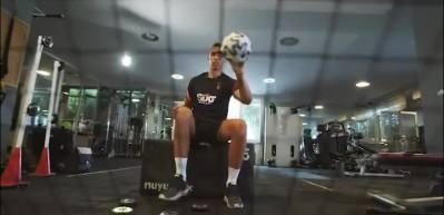 Galatasaray'ın başarılı kalecisinden Fenerbah&ccedil;e'ye olay g&ouml;nderme