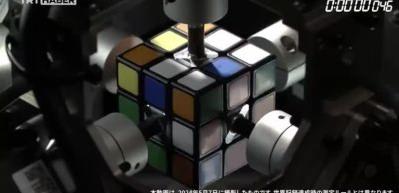 Rubik k&uuml;p&uuml; &ccedil;&ouml;zme rekorunu bir robot aldı