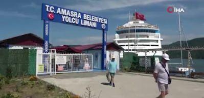 Rus turistler Amasra&rsquo;nın tadını &ccedil;ıkarıyor