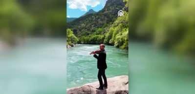 Bakan Yerlikaya, &ouml;ğretim &uuml;yesinin Munzur &Ccedil;ayı'nda keman &ccedil;aldığı g&ouml;r&uuml;nt&uuml;leri paylaştı