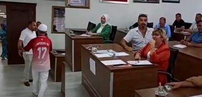 İYİ Partili Lapseki Belediyesi'nde tartışmalı isim Belediye Meclisini bastı! 