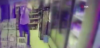 Marketçi kendisini bıçaklı tacize eden adamın kafasını çekpasla yardı